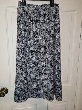 Black and White Rose Pattern Maxi Skirt